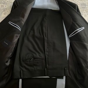 Beautiful, gently used, slim fit 100% wool suit.